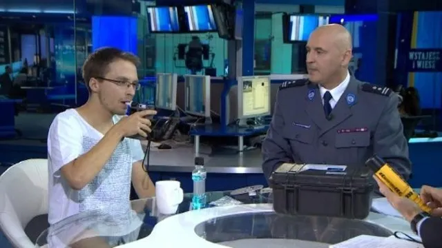 osoba płucząca usta przed alkomatem