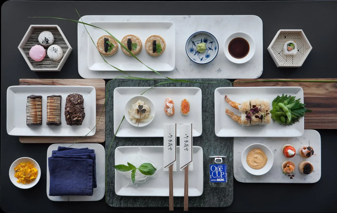 Elegancko podane sushi, makaroniki, krewetki i inne przysmaki. Zobacz, jak podawać sushi i inne dania.