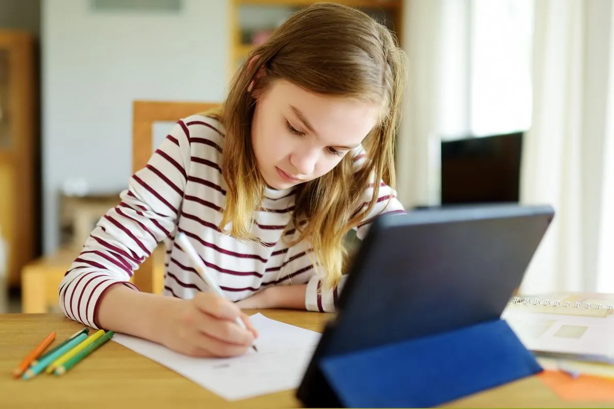 uczeń z laptopem, cyfrowa edukacja