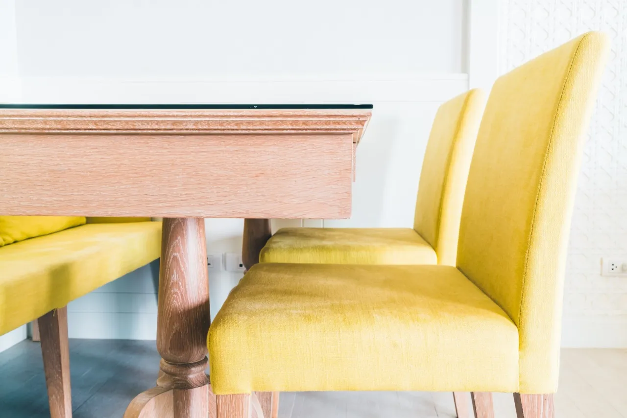 r&oacute;żne tkaniny na pokrowce na krzesła