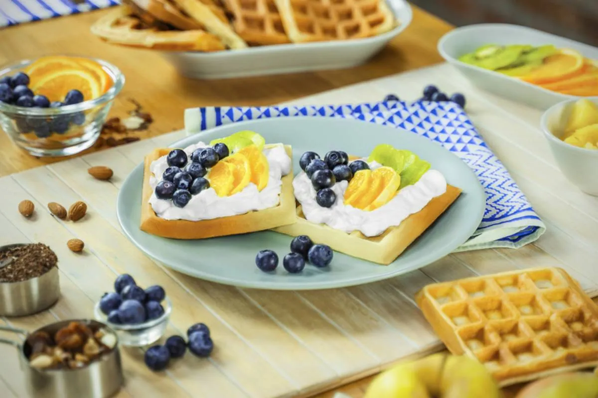 gofr z bitą śmietaną i owocami Trzęsacz