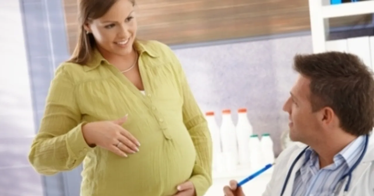 Kobieta w ciąży pyta lekarza, czy orgazm w ciąży jest bezpieczny. Rozmowa o zdrowiu i intymności.