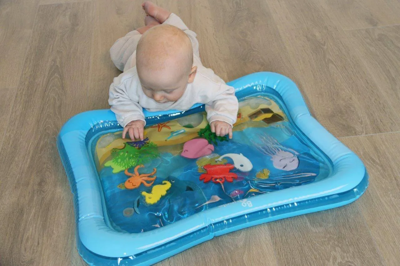 niemowlę na macie wodnej