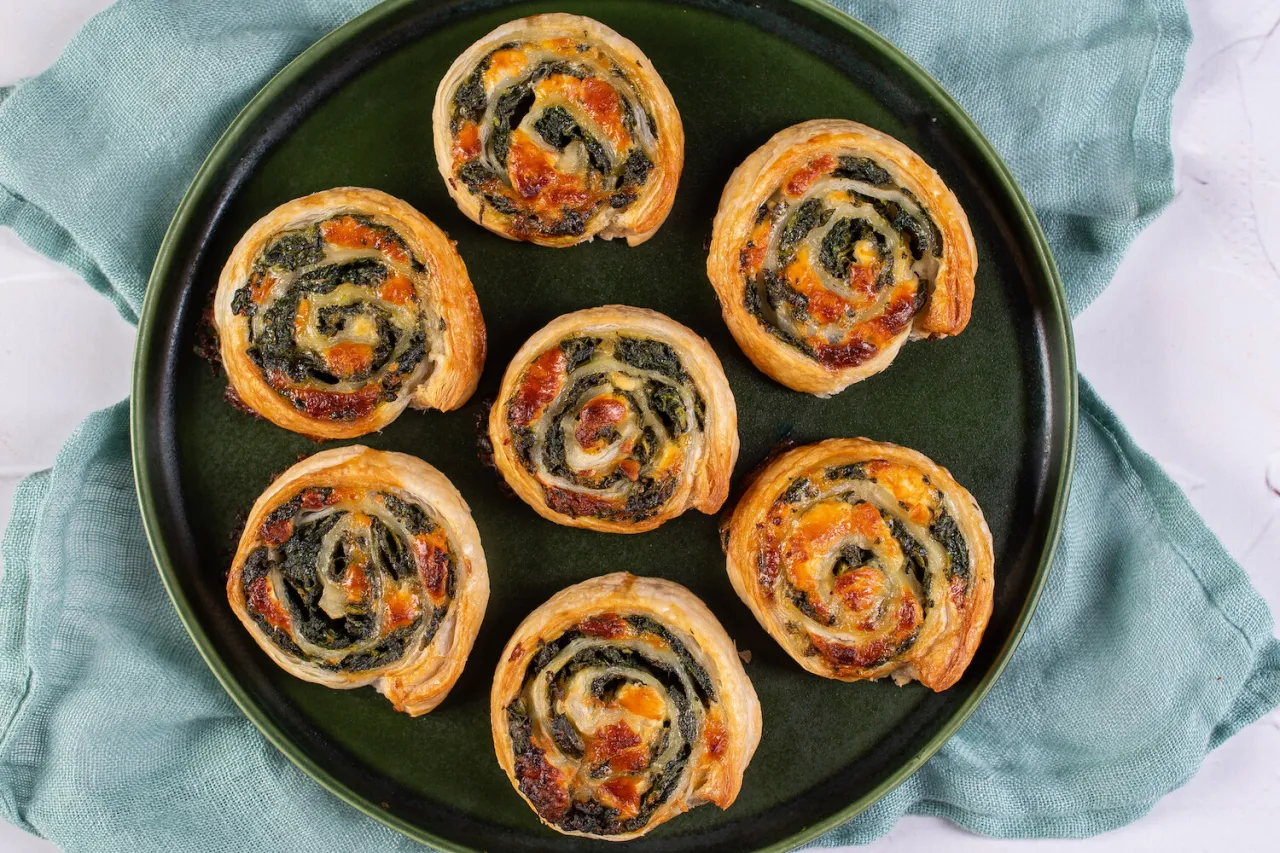 ślimaki z ciasta francuskiego ze szpinakiem i fetą