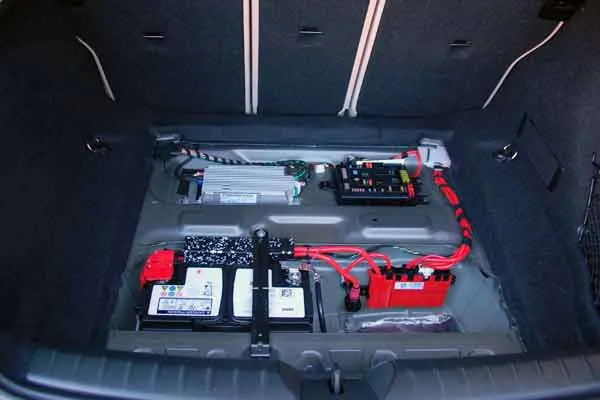 BMW Serii 1 bagażnik akumulator