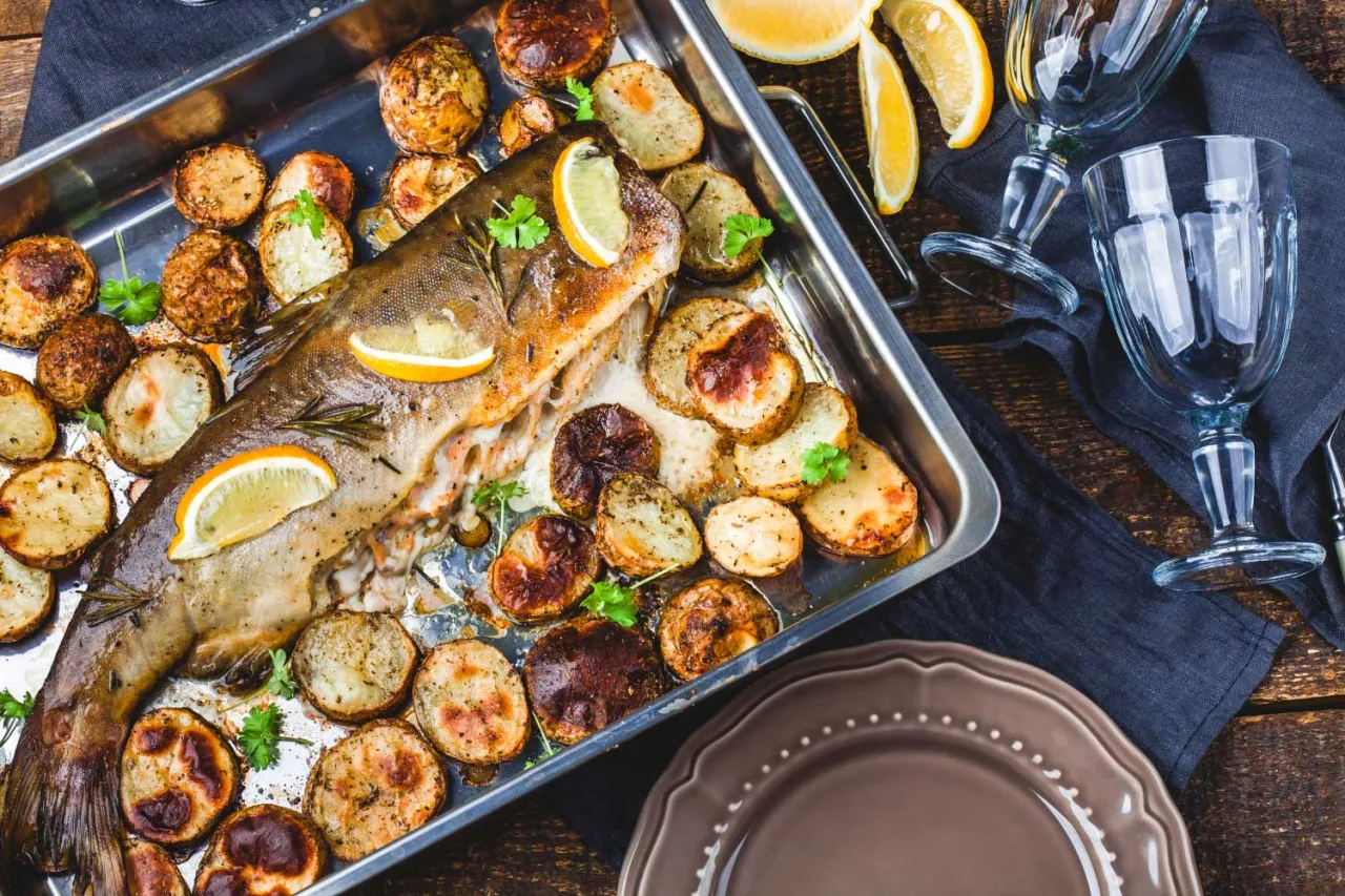 Klasyczne zioła do łososia: koperek, pietruszka, bazylia