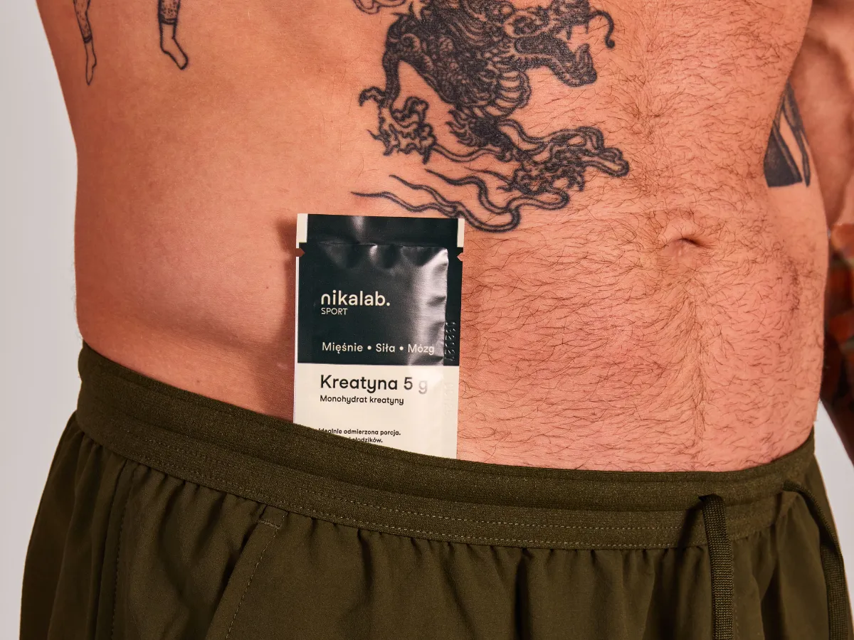 Mężczyzna z tatuażami trzyma saszetkę z napisem 