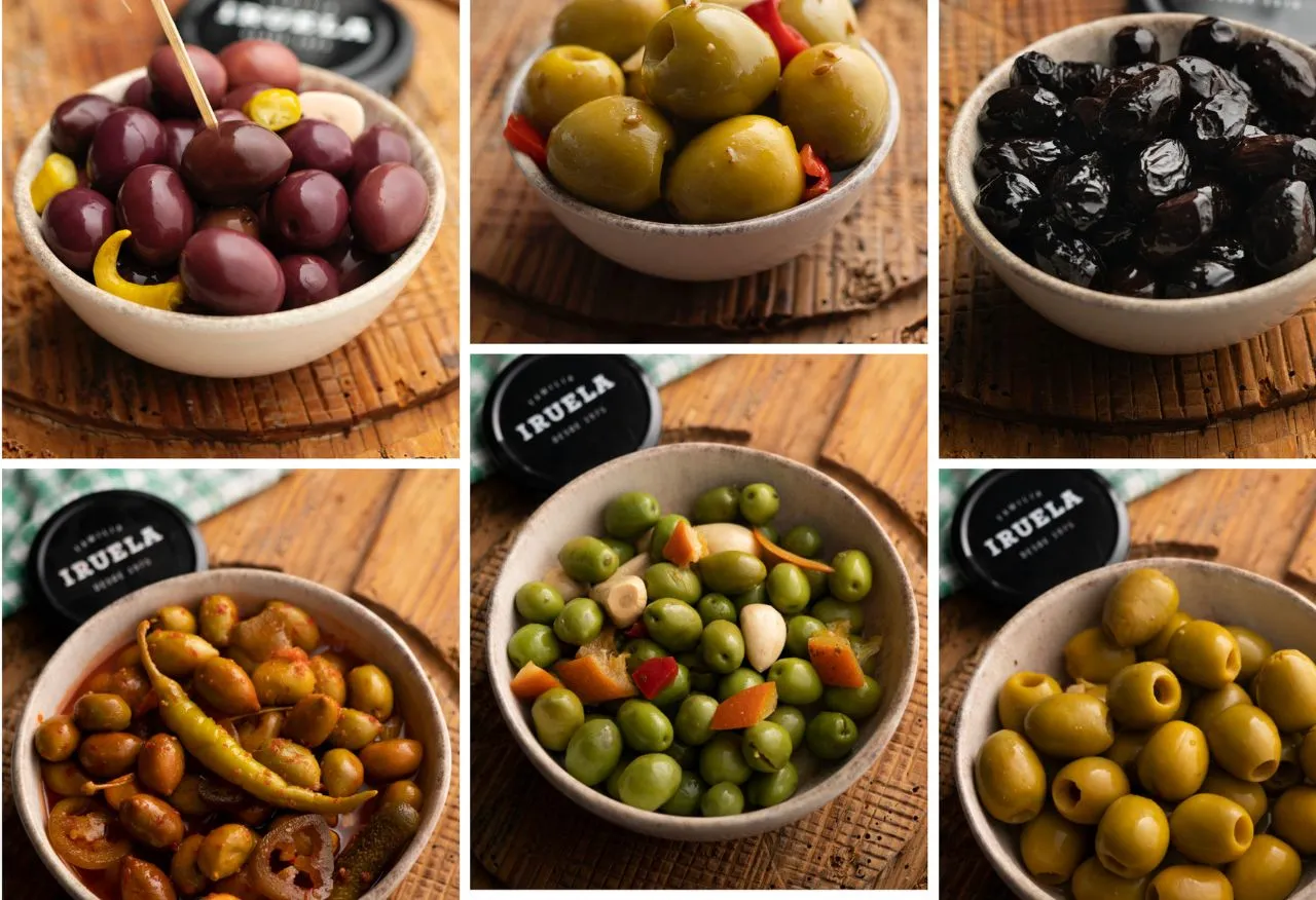 r&oacute;żne odmiany oliwek w miseczkach