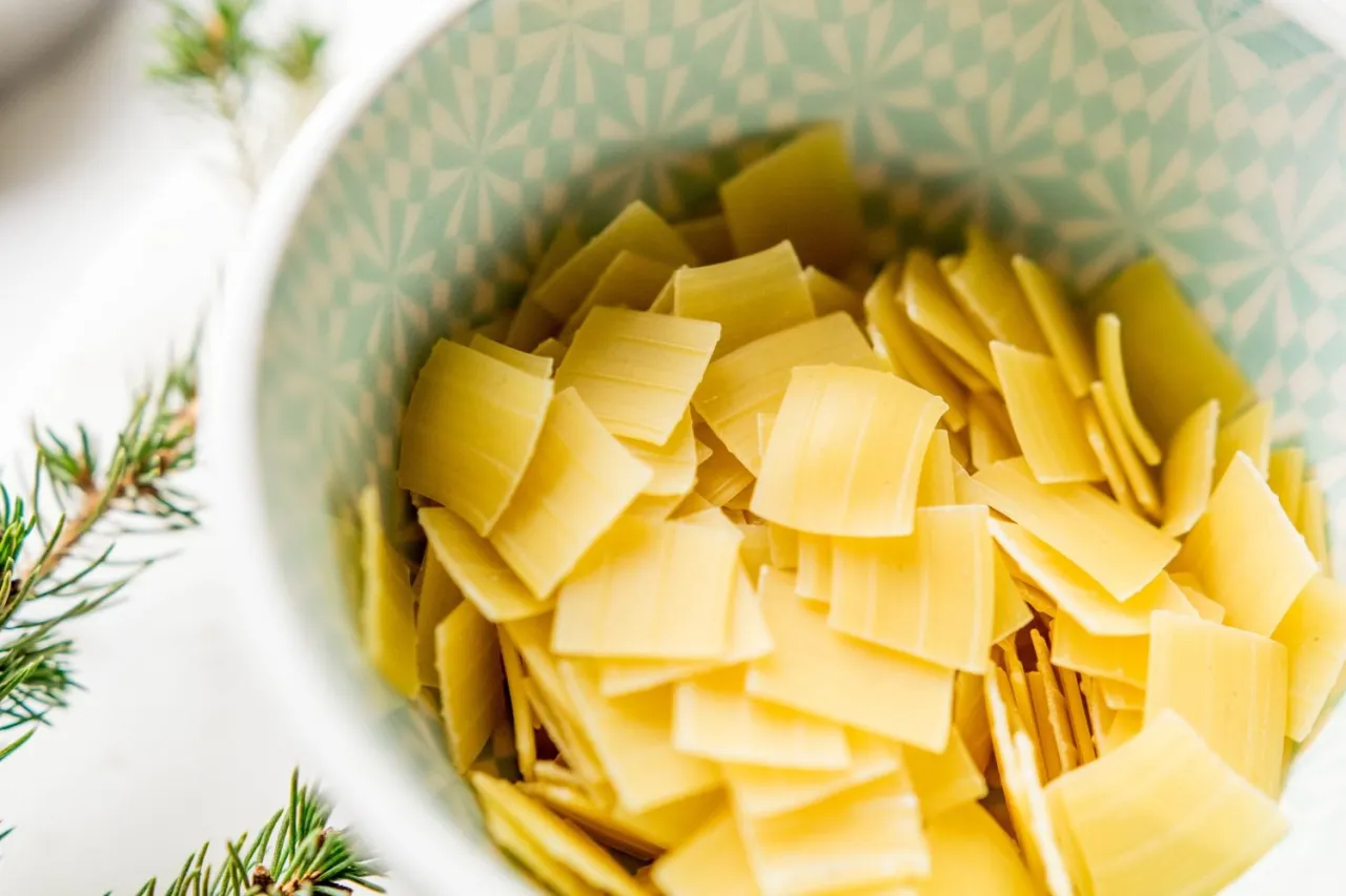 r&oacute;żne kształty makaronu do zupy grzybowej