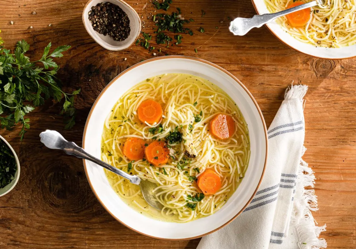 Talerz rosołu z makaronem i marchewką, posypany natką pietruszki. Zastanawiasz się, ile kalorii ma talerz rosołu z makaronem?