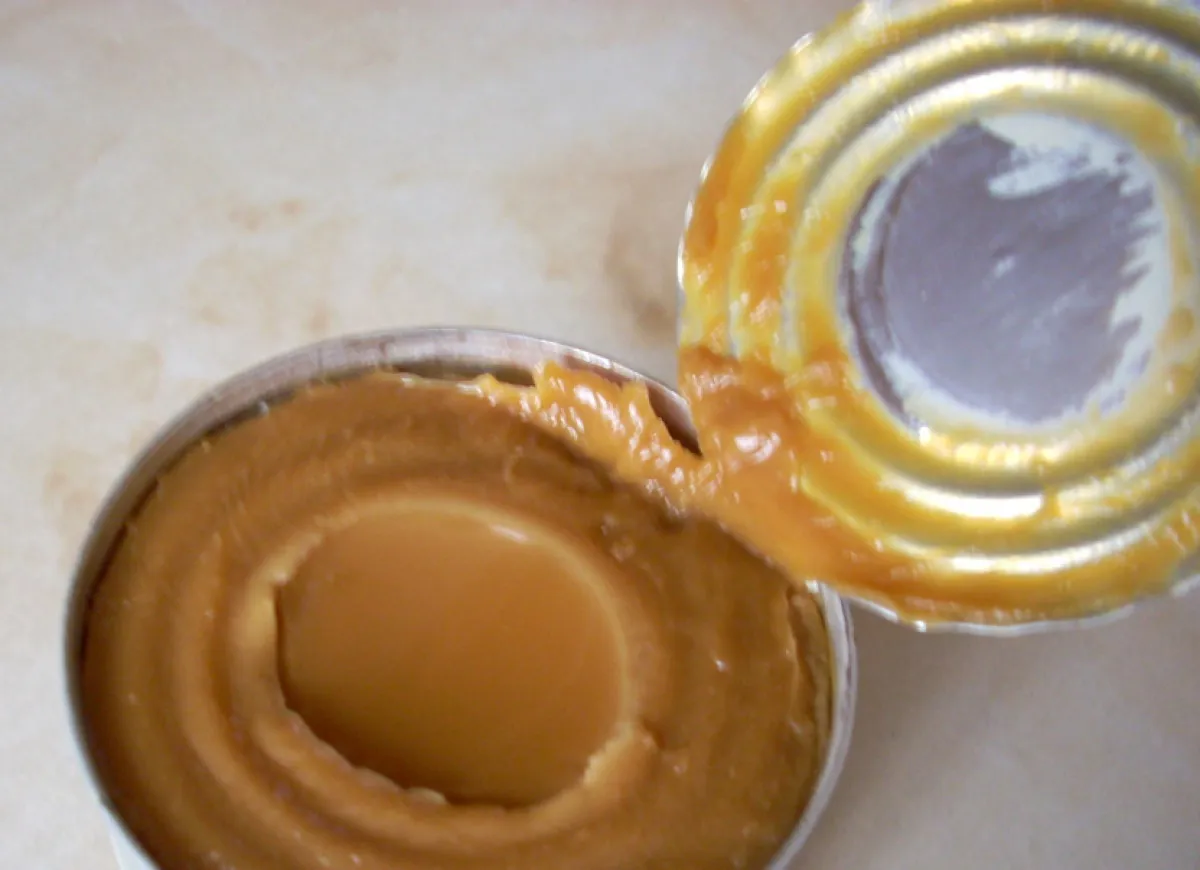 scukrzony kajmak z puszki grudki