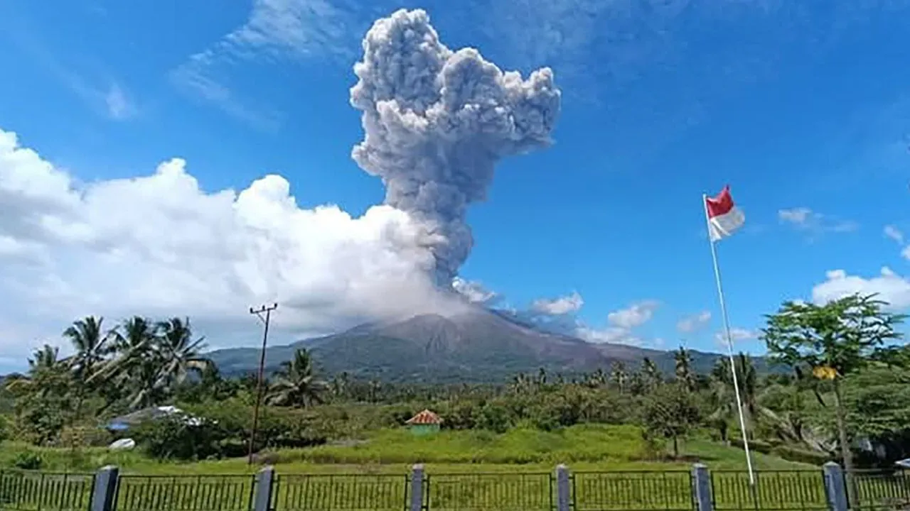 aktywny wulkan w Indonezji widziany z bezpiecznej odległości