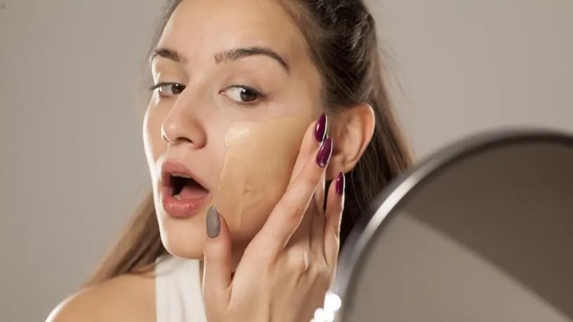 jak nakładać bazę rozświetlającą