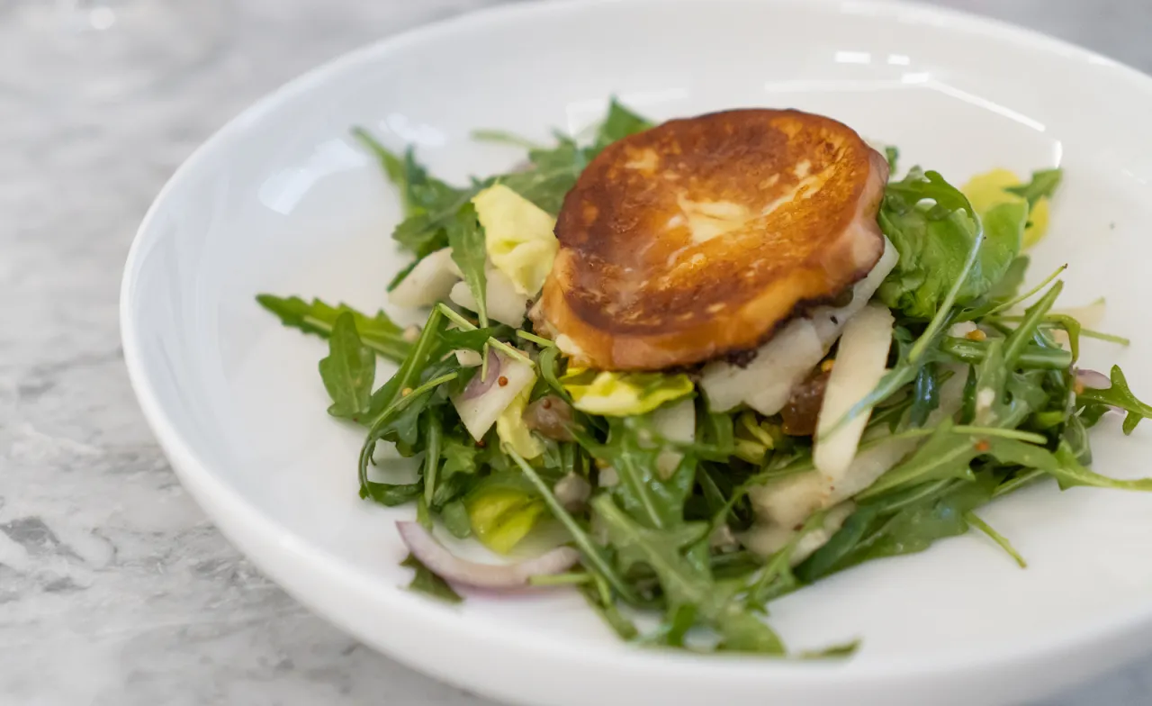 Sałatka z grillowanym oscypkiem i gruszką