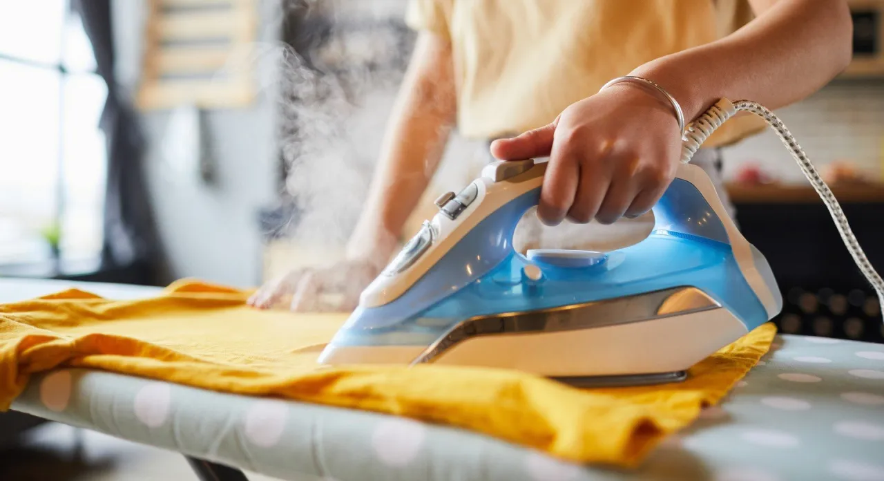 spalona koszula żelazkiem, zniszczone ubranie kaloryfer