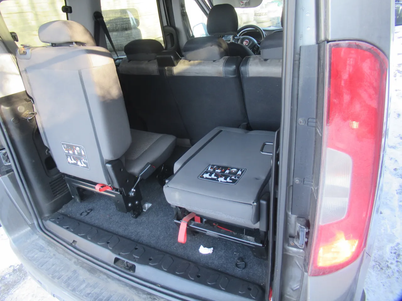 Fiat Doblo II wnętrze pod fotelem pasażera