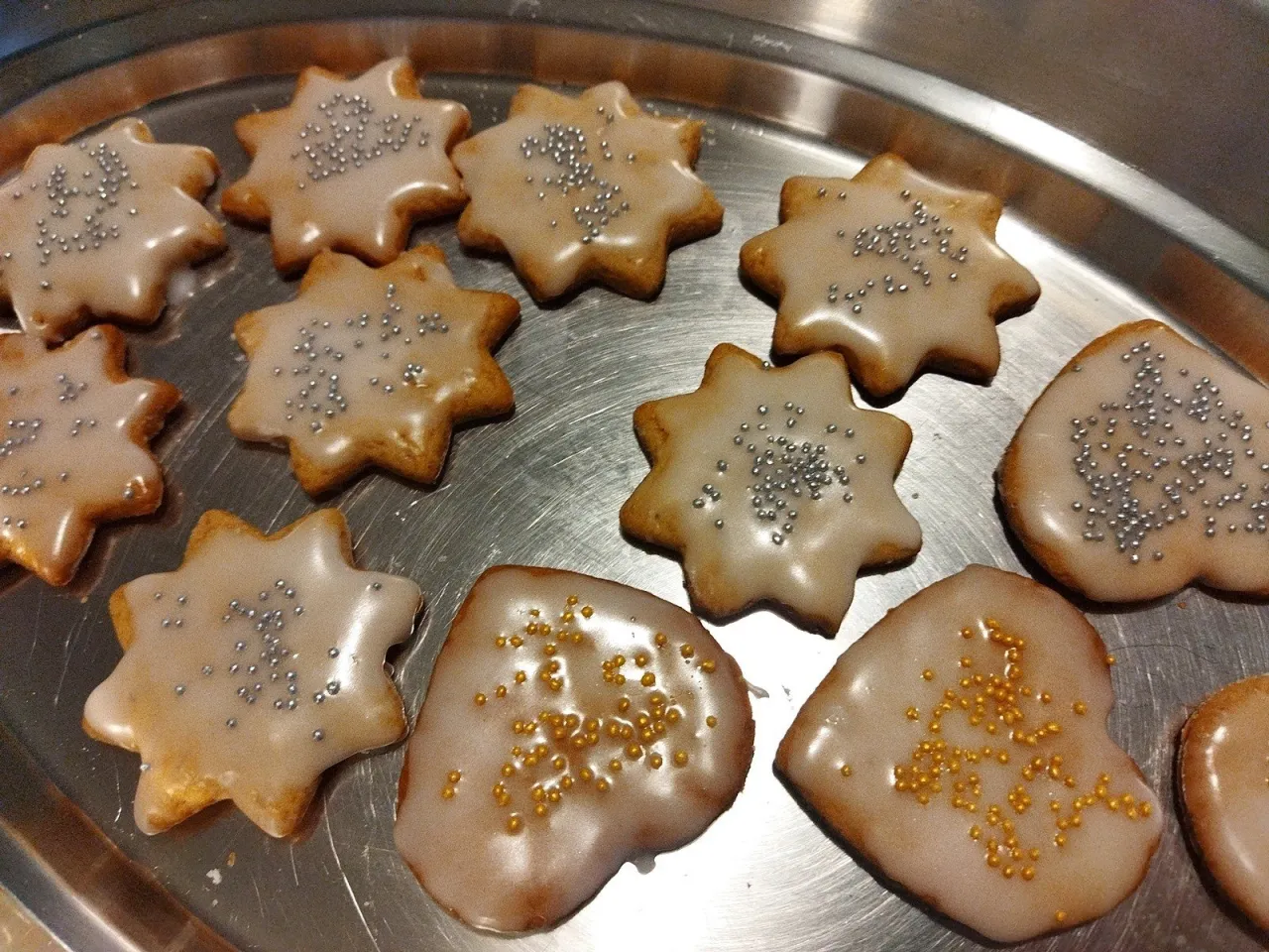 ciastka piernikowe na blaszce przed pieczeniem