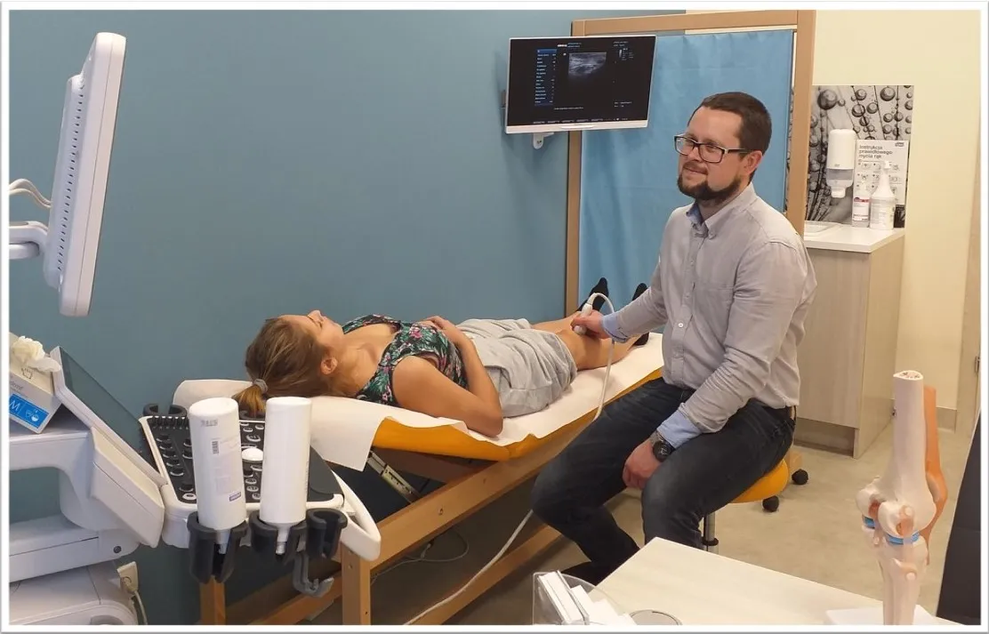 ortopeda badający kolano