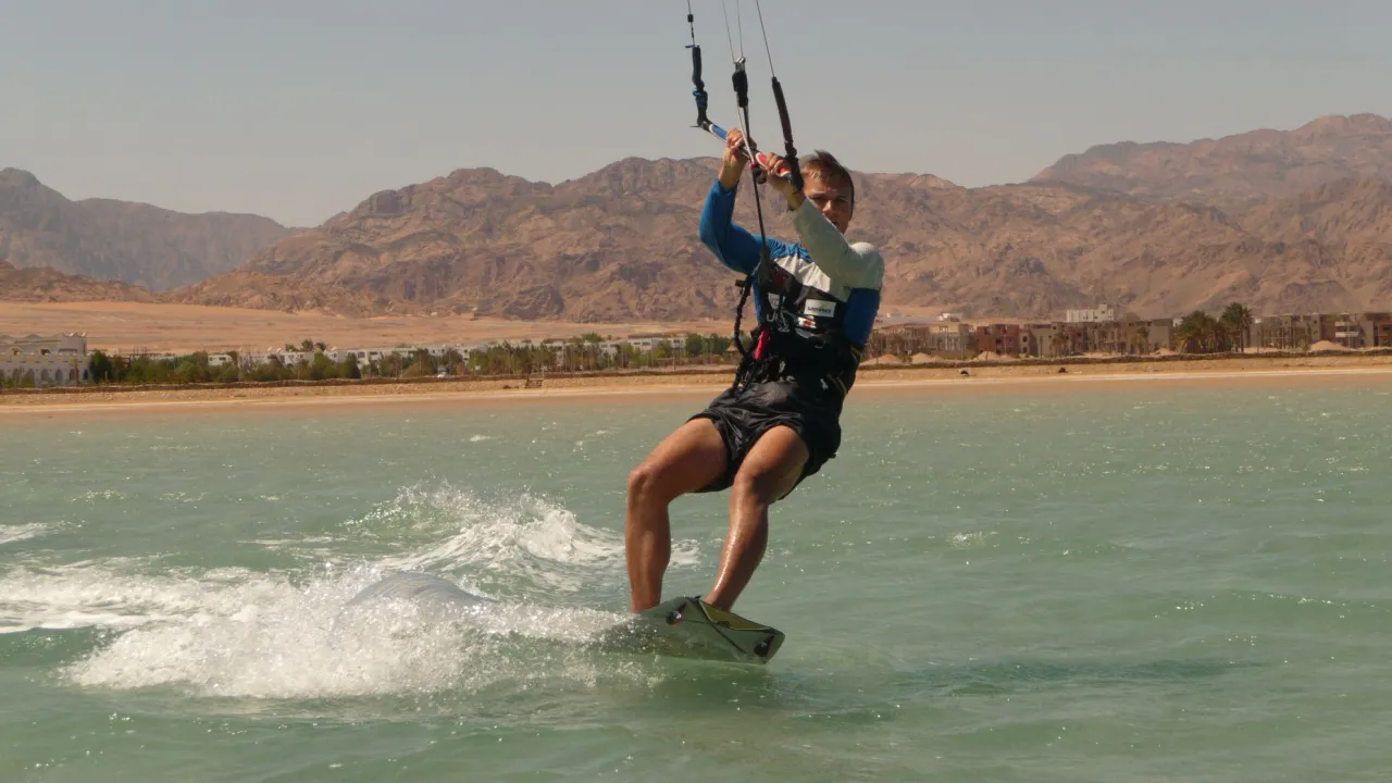 Zdjęcie Jak pływać na kitesurfingu: najważniejsze techniki dla początkujących