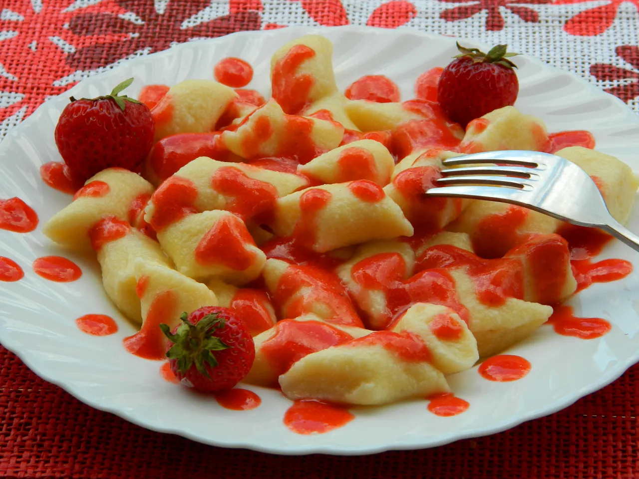 Kopytka z truskawkami i musem owocowym