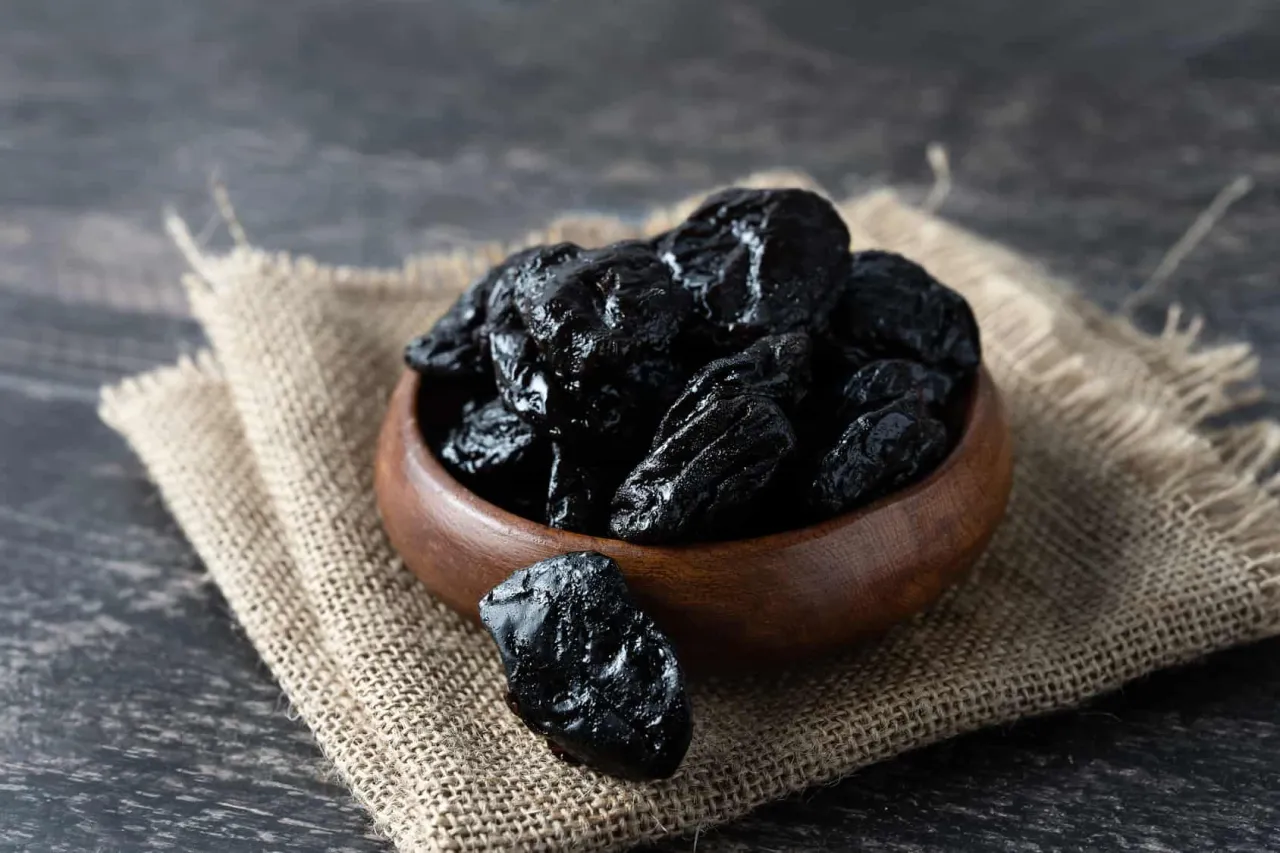 Niemowlę jedzące przecier ze śliwek