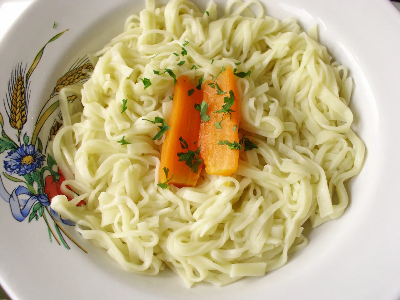 Domowy makaron przepis: pyszne, świeże tagliatelle z marchewką i natką pietruszki. Idealne na szybki obiad.