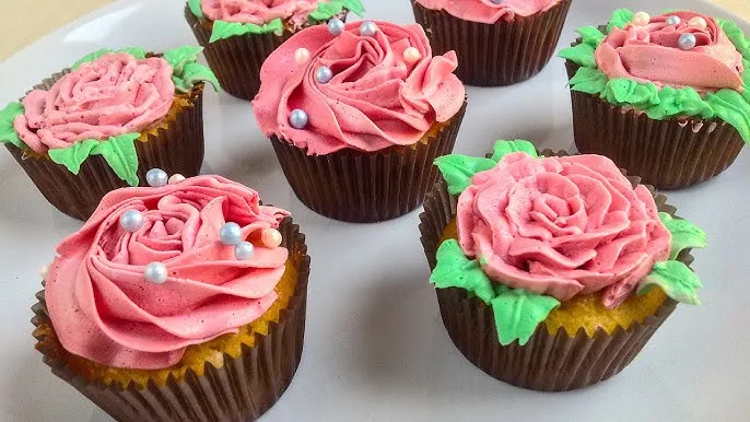 różnorodnie udekorowane babeczki