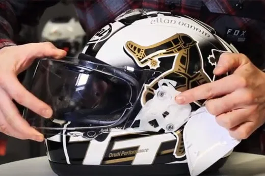 demontaż wizjera kasku motocyklowego