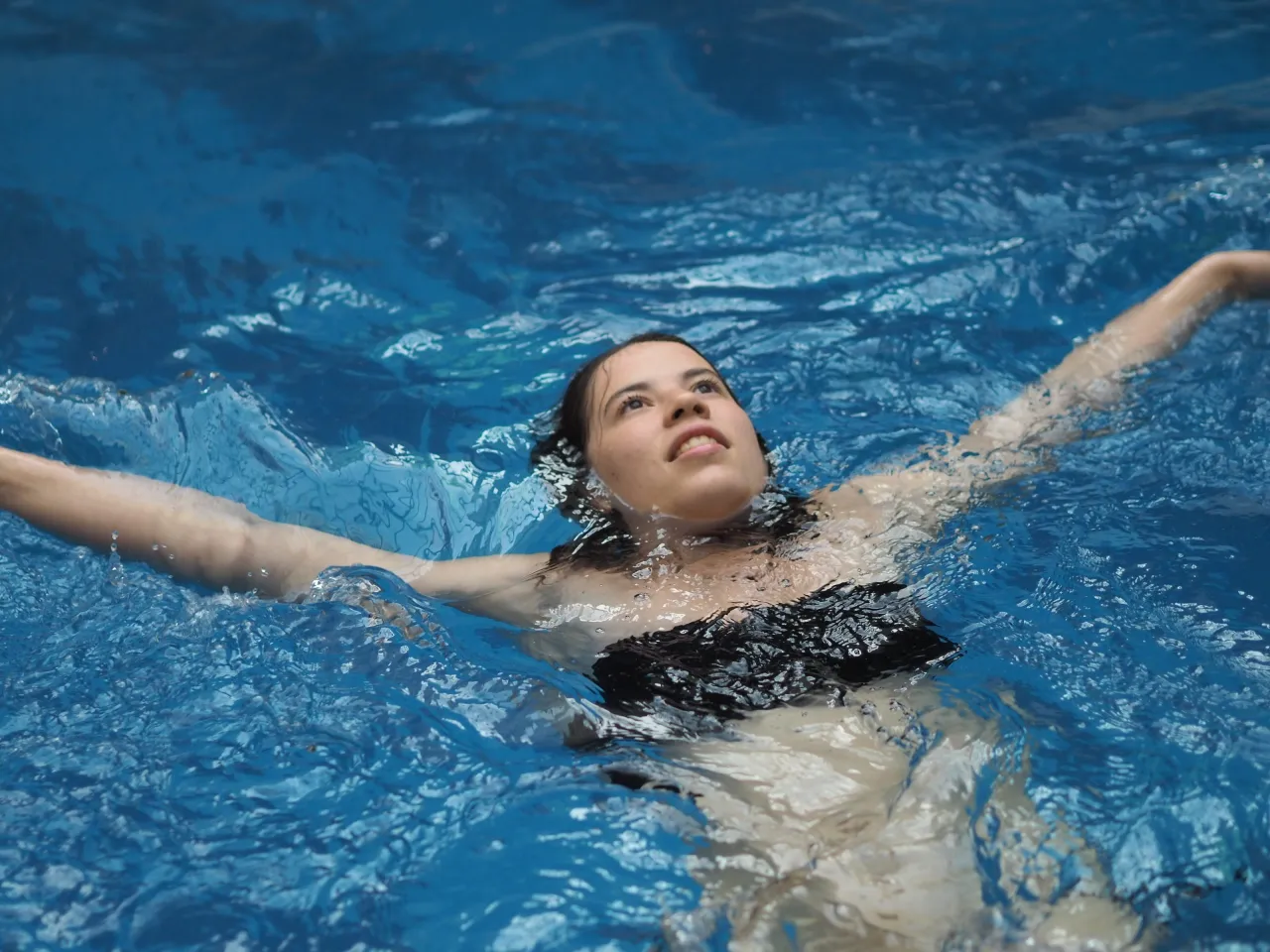 Osoba unosząca się na wodzie na plecach