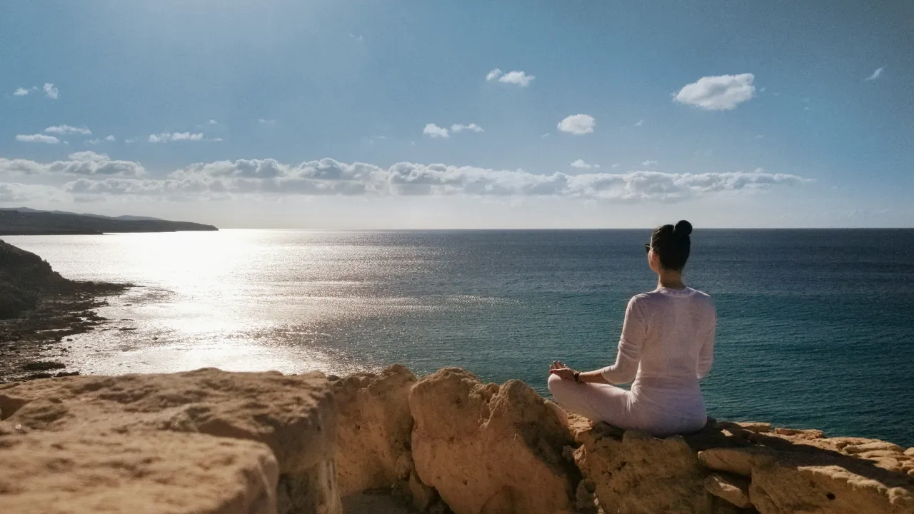 osoba medytująca spokój