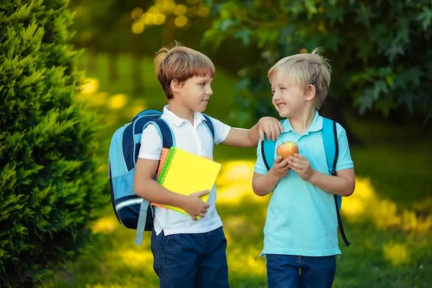 dziecko wraca do szkoły uśmiechnięte