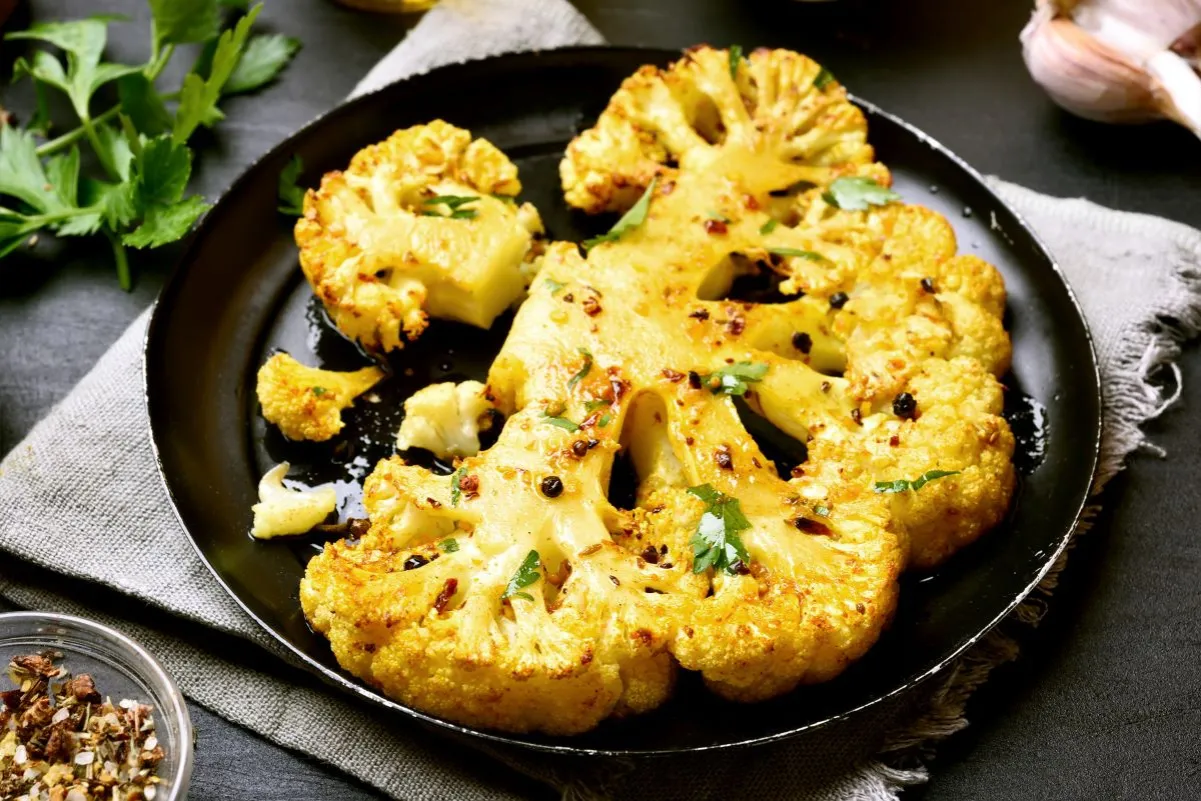 Pieczony kalafior z przyprawami na talerzu. Czy kalafior jest dietetyczny? Tak, to zdrowy wybór!