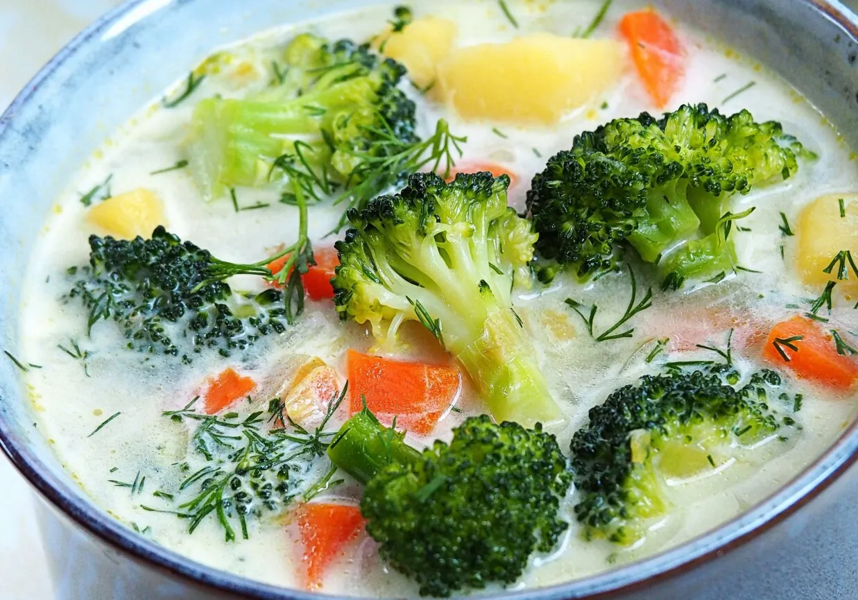 klasyczna zupa brokułowa z ziemniakami