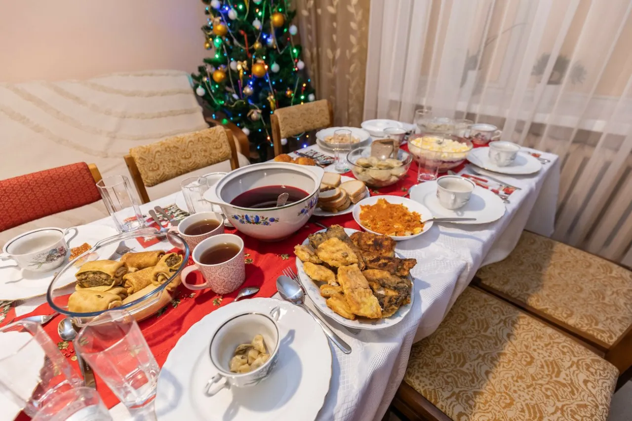 Tradycyjny st&oacute;ł wigilijny w Polsce