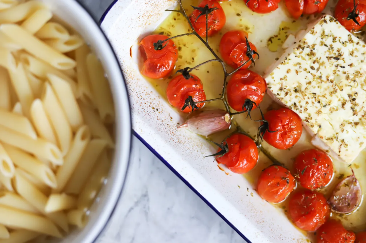 szybki makaron z fetą i pomidorkami