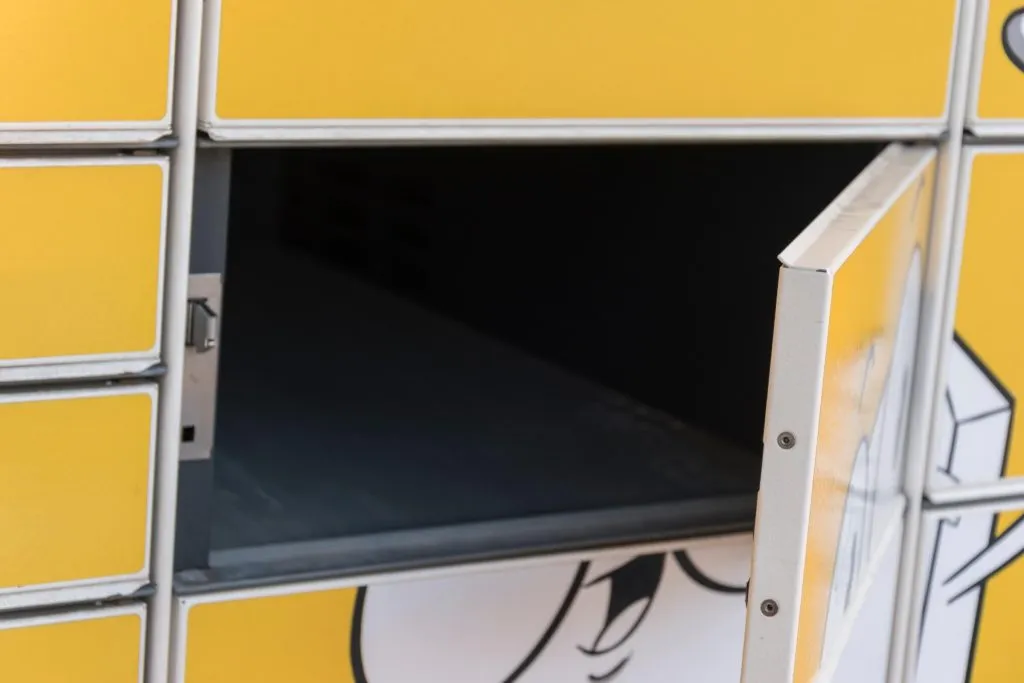 Paczkomat InPost z otwartą skrytką