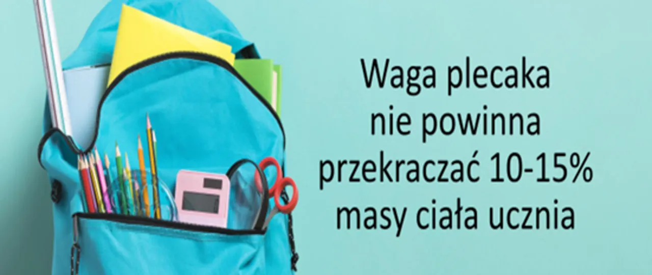 Niebieski plecak wypełniony przyborami szkolnymi. Waga plecaka dziecka nie powinna przekraczać 10-15% masy ciała ucznia.
