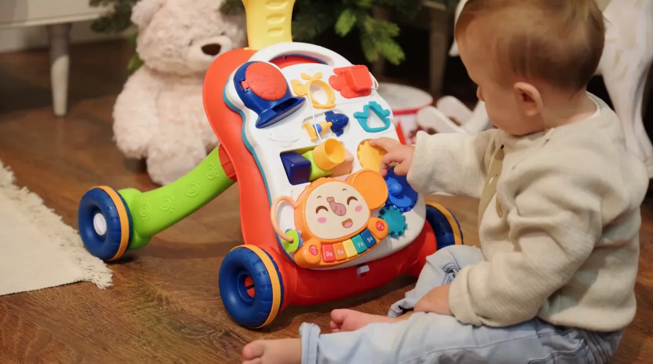 Dziecko bawi się stolikiem edukacyjnym