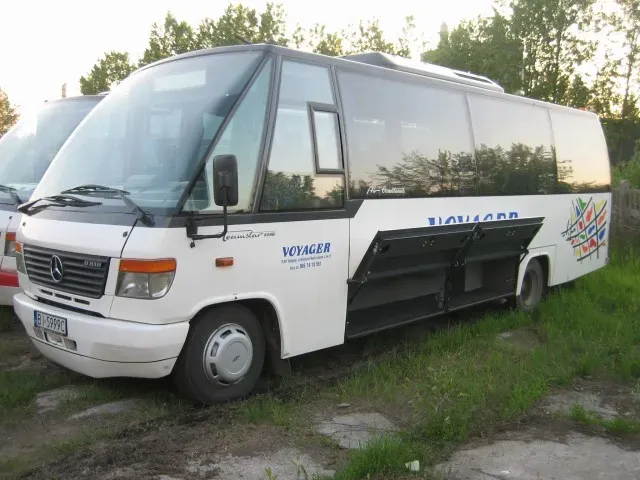 autokar Voyager Trans na przystanku