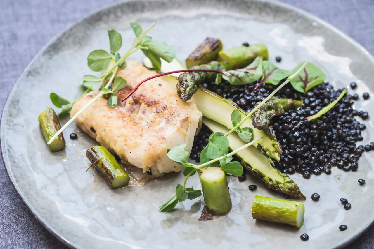 Świeża ryba z Bałtyku na talerzu w restauracji