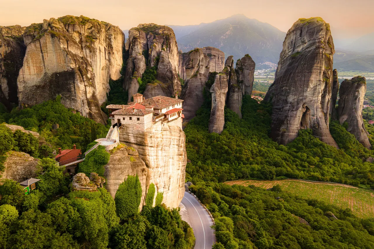 Meteory Grecja klasztory, Chalkidiki plaże, Peloponez starożytne ruiny