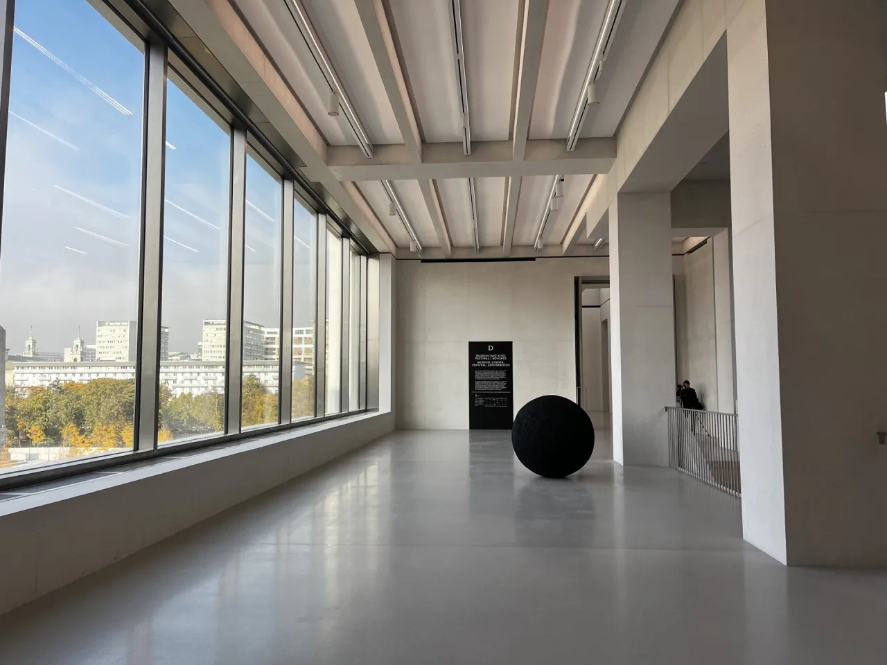 Wnętrze nowoczesnej galerii sztuki z ludźmi oglądającymi eksponaty