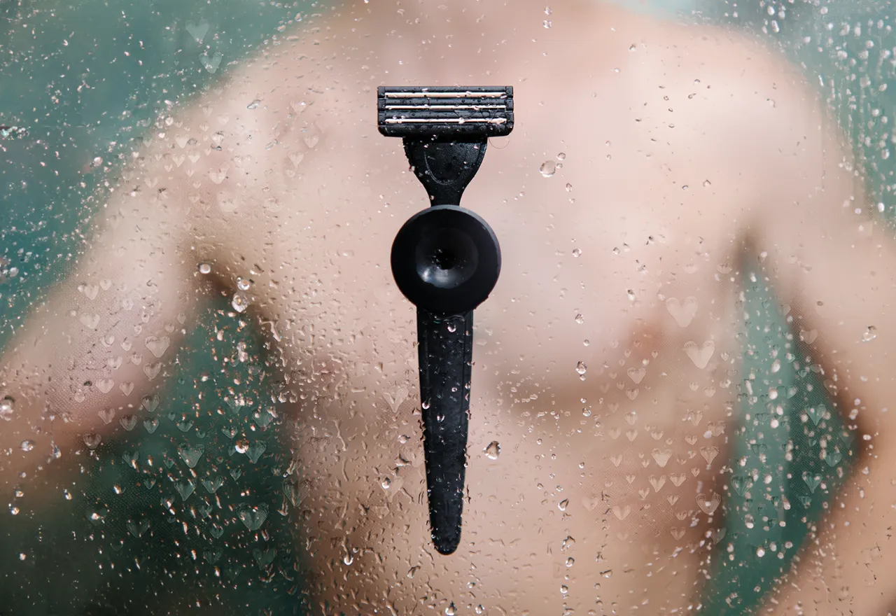 Mężczyzna goli miejsca intymne maszynką