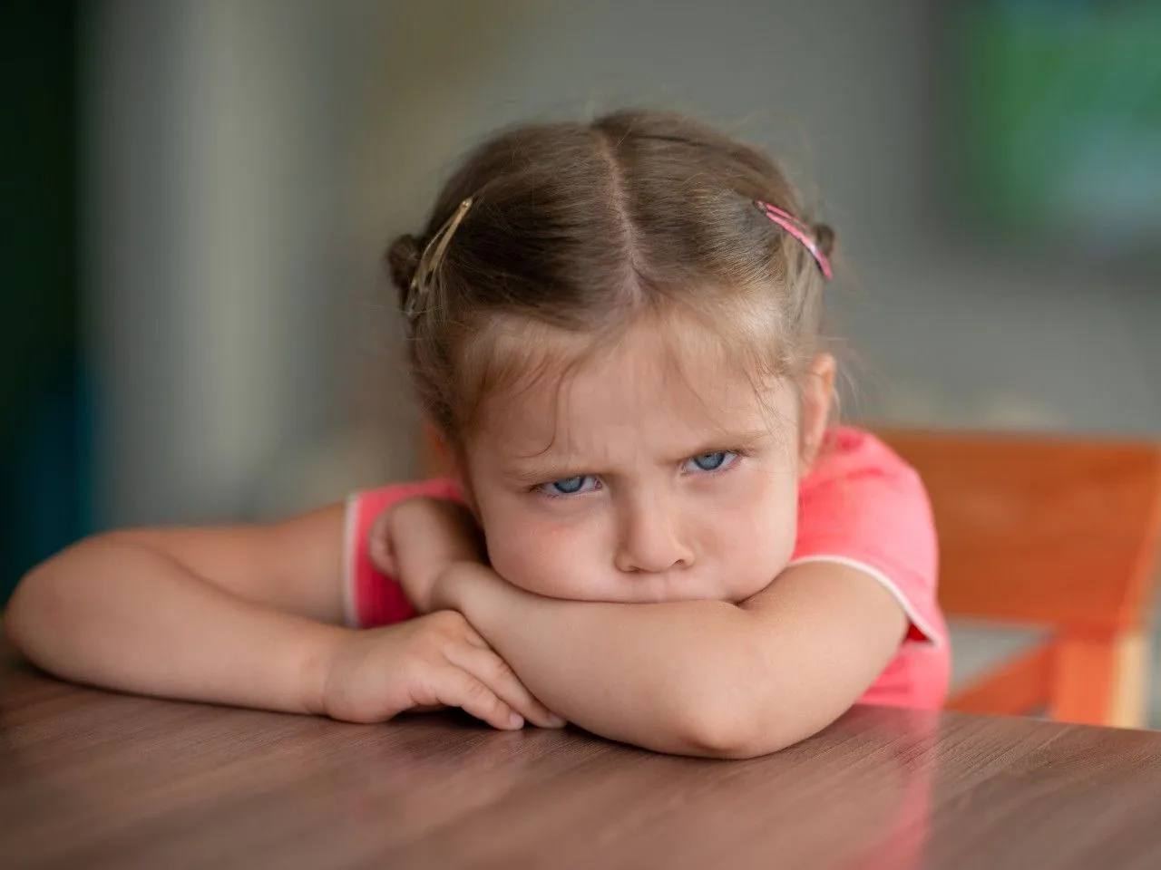 Dziecko intensywnie bawiące się, dotykające różnych faktur, huśtające się