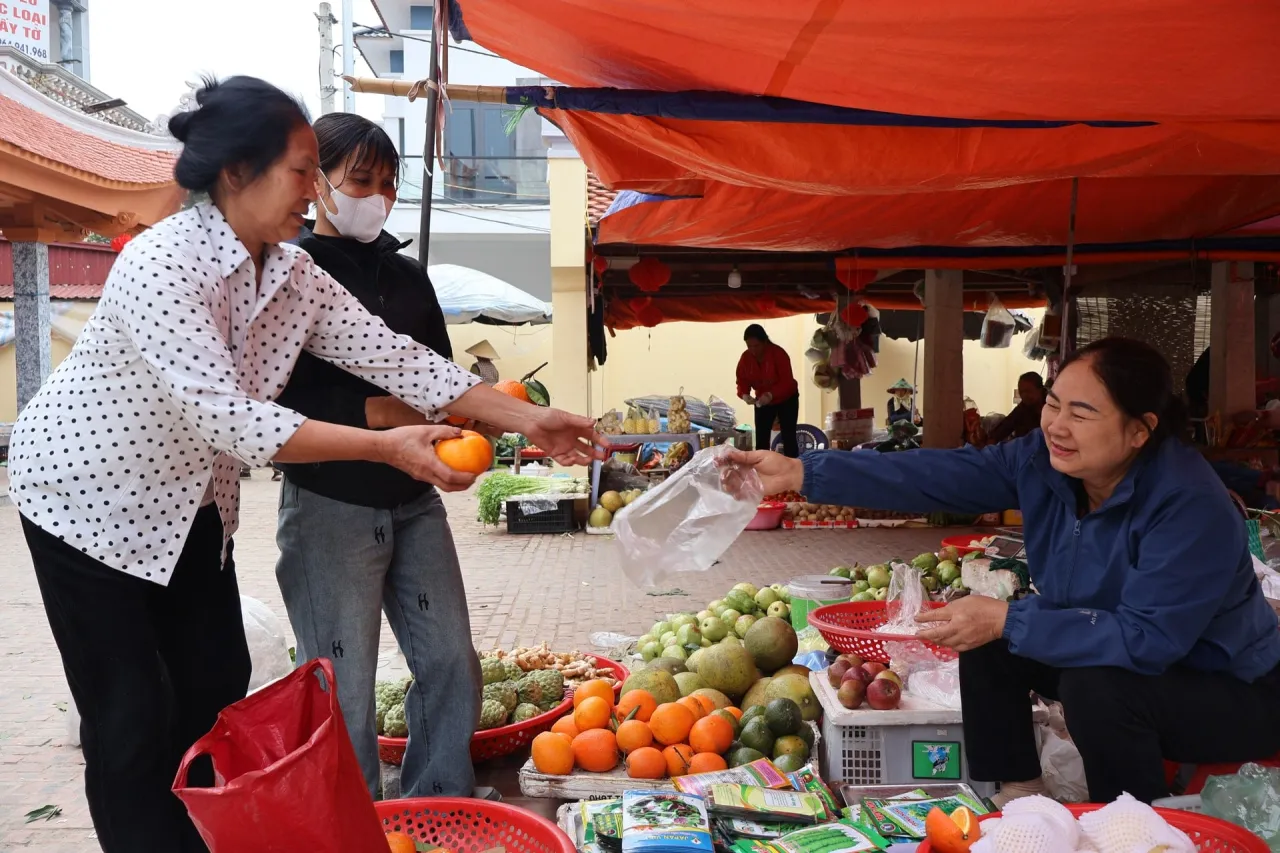 Wietnamski targ uliczny turyści zakupy