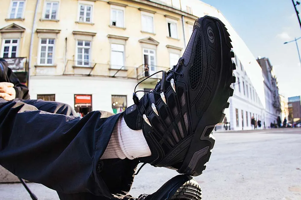 Modne buty sportowe retro gorpcore minimalistyczne kolorowe