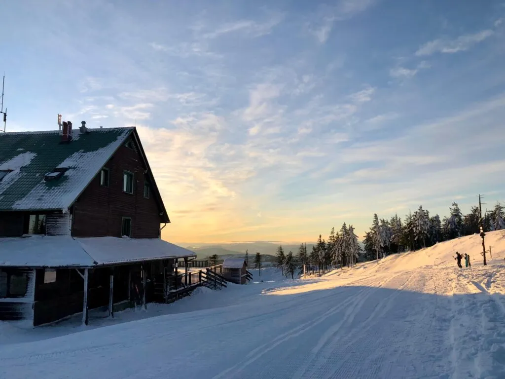 Schronisko PTTK Skrzyczne wnętrze i widok