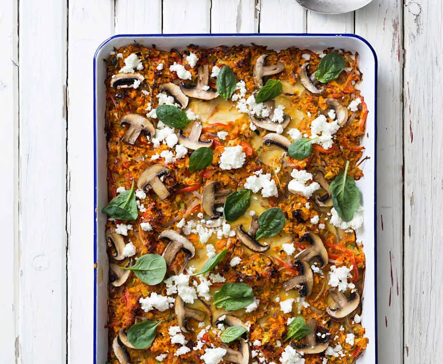 Zdrowa zapiekanka domowa z warzywami i chudym serem