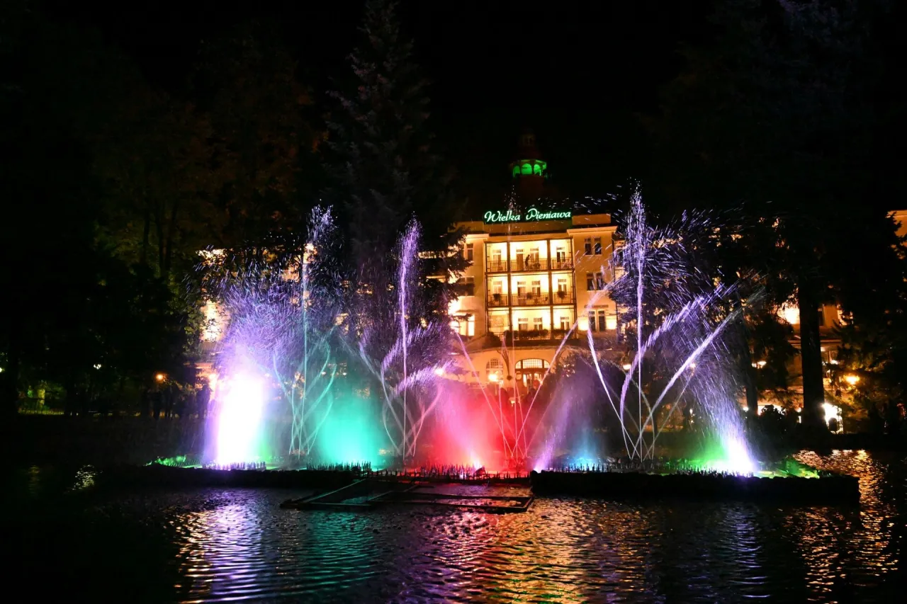 Polanica Zdrój Park Zdrojowy kolorowa fontanna
