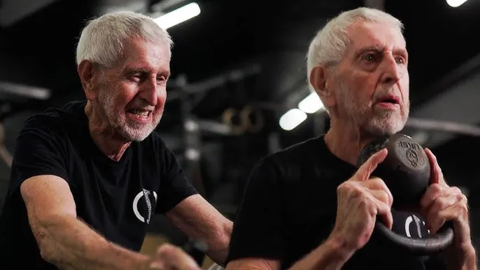 osoby w różnym wieku trenujące crossfit